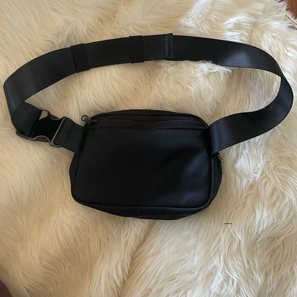 RARE Black Lululemon Fanny pack - Picture 3 of 5